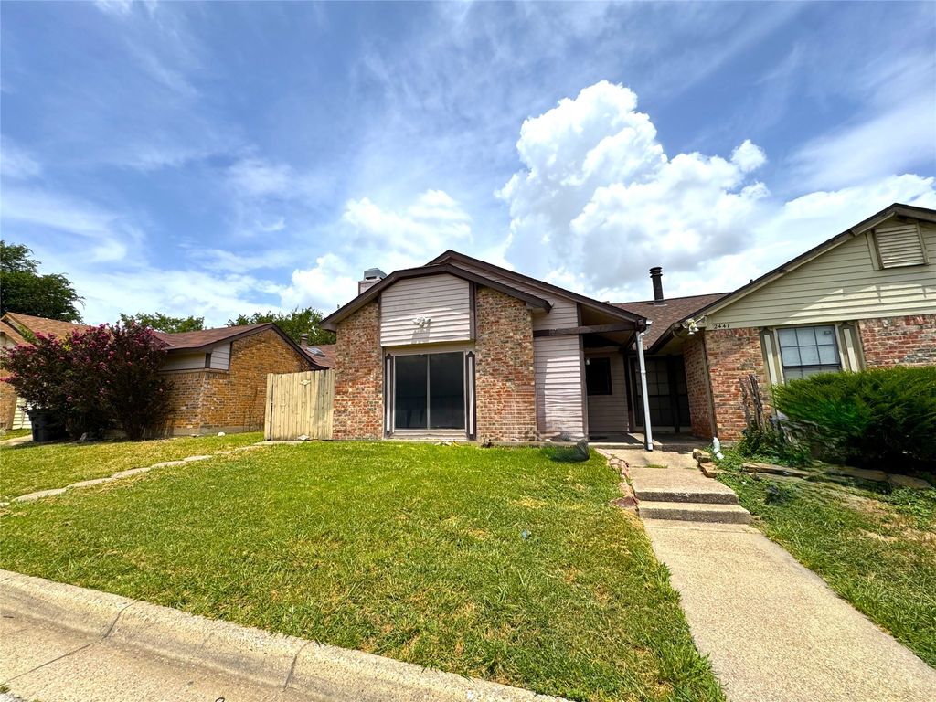 2439 Sunflower Drive, Arlington, TX 76014
