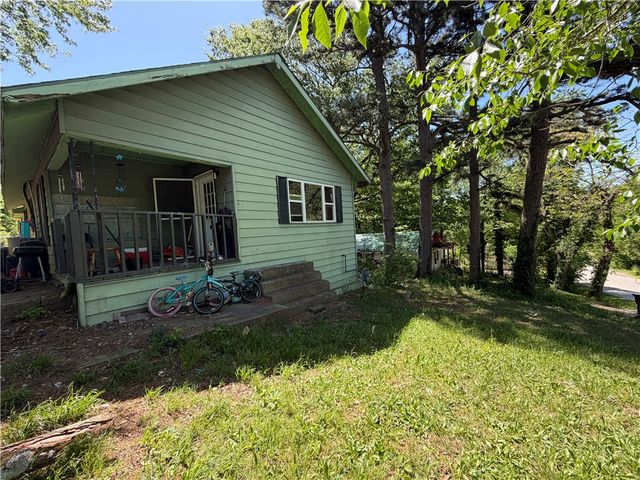 611 N Hughes Street, Huntsville, AR 72740
