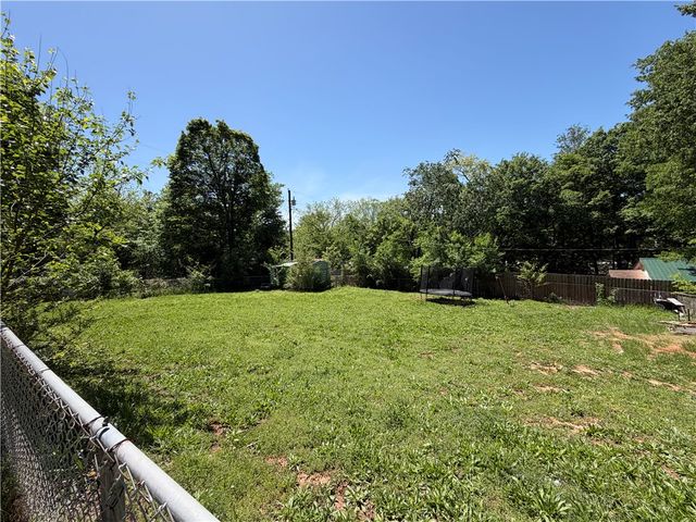 611 N Hughes Street, Huntsville, AR 72740