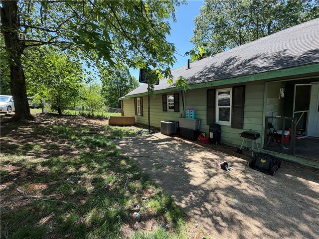 611 N Hughes Street, Huntsville, AR 72740