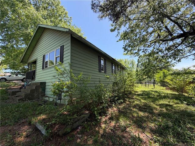 611 N Hughes Street, Huntsville, AR 72740