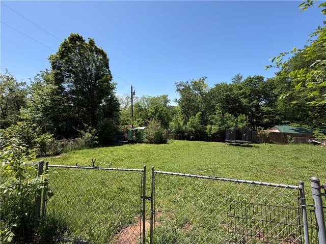 611 N Hughes Street, Huntsville, AR 72740
