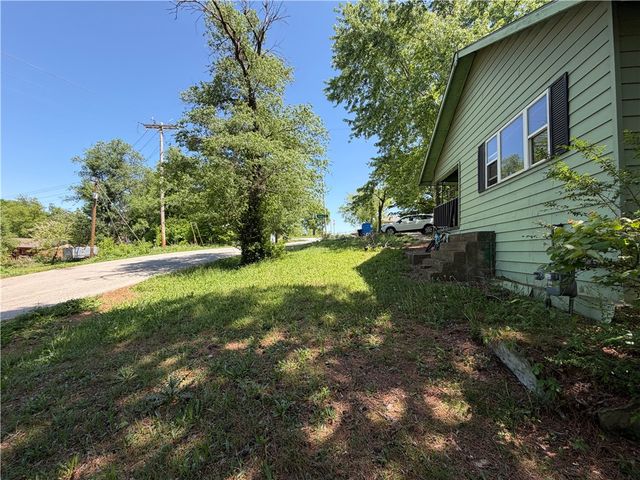 611 N Hughes Street, Huntsville, AR 72740
