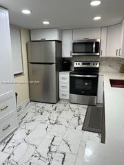 424 SE 10th St 204, Dania Beach, FL 33004