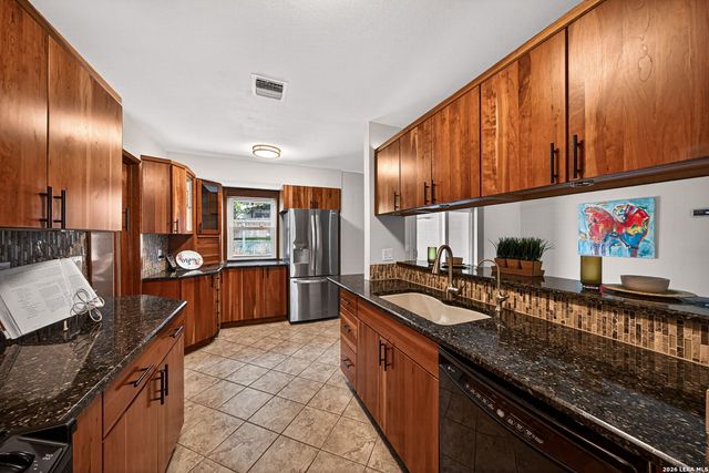 8005 HARPER VALLEY ST, Live Oak, TX 78233