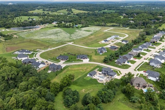 3526 Reed Road, Hiawatha, IA 52233