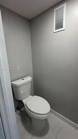5731 NW 37th St 322, Virginia Gardens, FL 33166