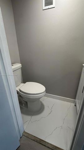 5731 NW 37th St 322, Virginia Gardens, FL 33166