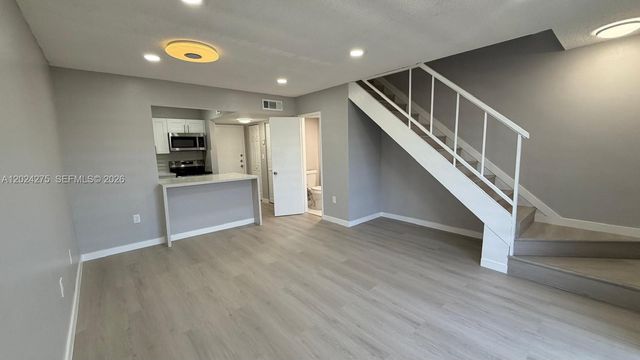 5731 NW 37th St 322, Virginia Gardens, FL 33166