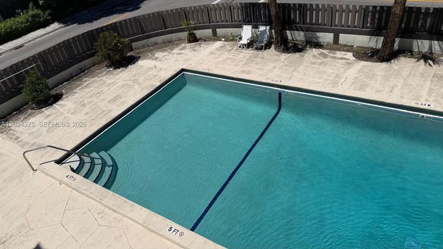 5731 NW 37th St 322, Virginia Gardens, FL 33166