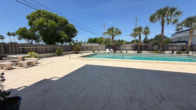 5731 NW 37th St 322, Virginia Gardens, FL 33166