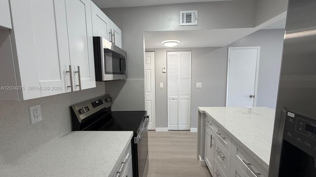 5731 NW 37th St 322, Virginia Gardens, FL 33166