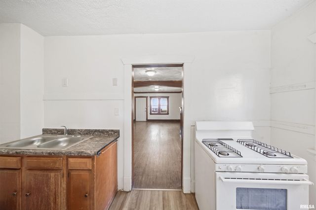 502 E ARCHER Avenue, Peoria, IL 61603