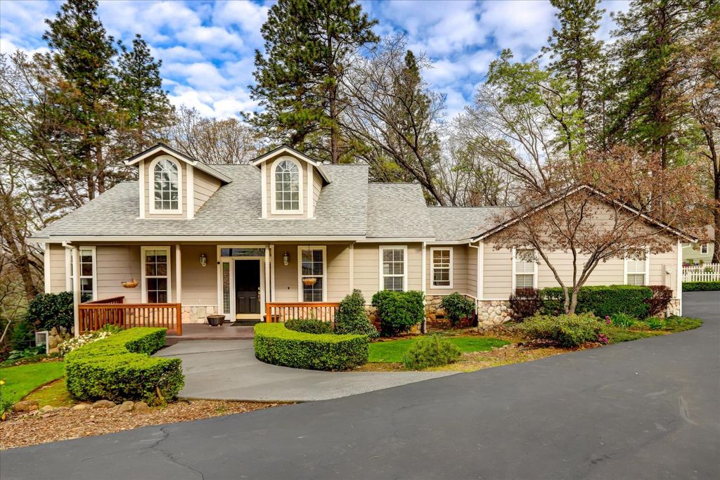 13727 Alpha Ct, Grass Valley, CA 95949