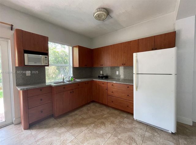 7880 SW 14th Ter, Miami, FL 33144