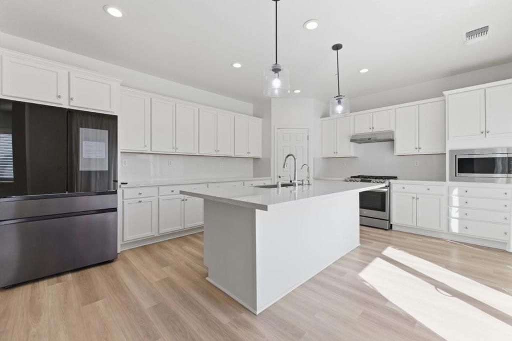 Image 13 of property listing at 3004 Ellis Town Drive, Tracy, CA 95377