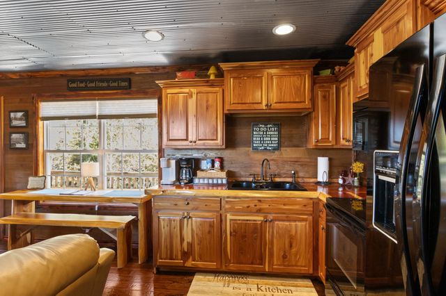 784 Damron Rd, Lynchburg, TN 37352