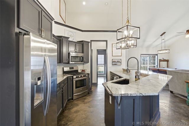 9800 E 510 Road, Claremore, OK 74019