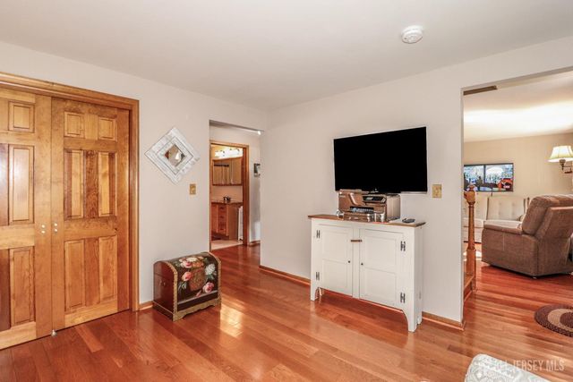 26 W Cliff Road, Colonia, NJ 07067