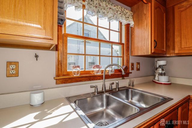 26 W Cliff Road, Colonia, NJ 07067