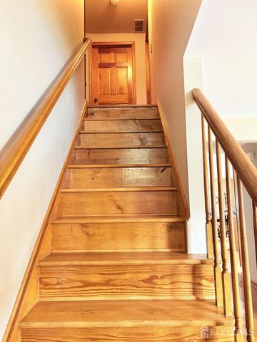 26 W Cliff Road, Colonia, NJ 07067