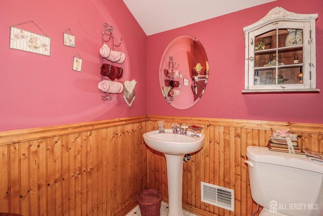 26 W Cliff Road, Colonia, NJ 07067