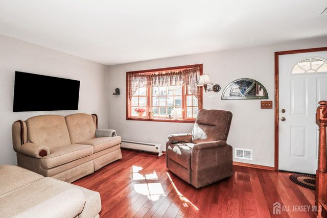 26 W Cliff Road, Colonia, NJ 07067