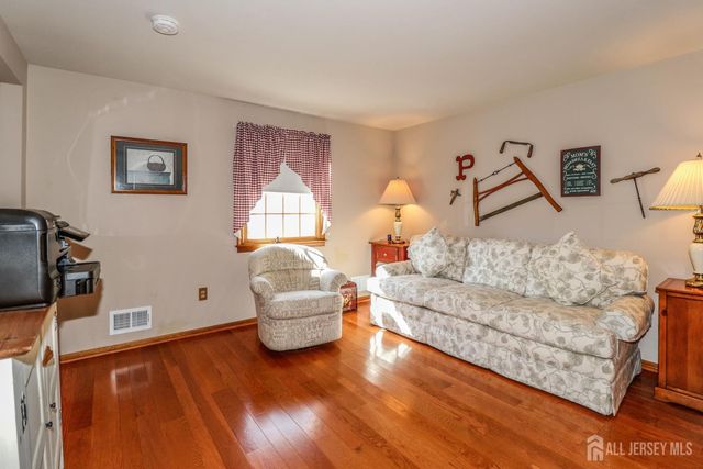 26 W Cliff Road, Colonia, NJ 07067