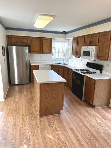 7 Royal Oak Court, Lake In The Hills, IL 60156