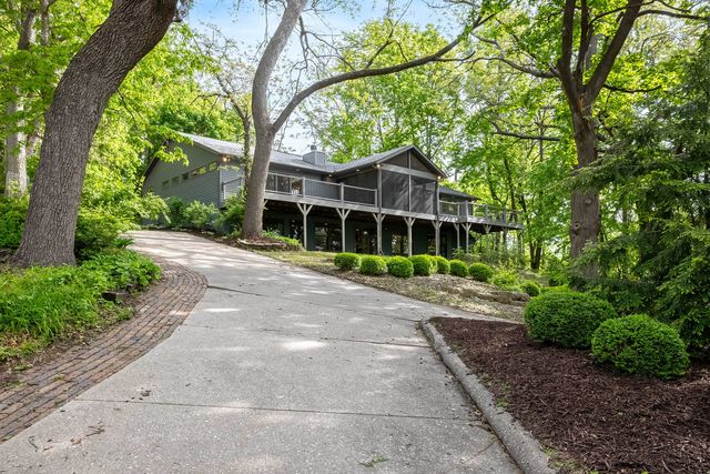 60 Custer Terrace, Bettendorf, IA 52722