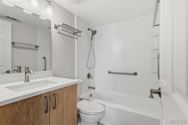 918 Hanna Place Court F, Manchester, MO 63021