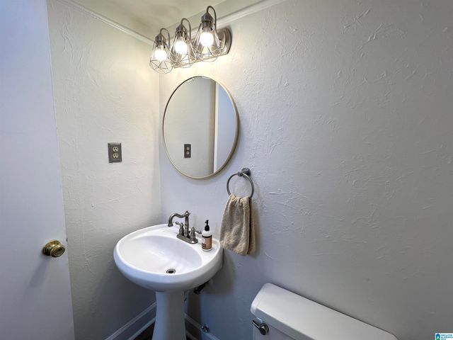 2024 Montreat Pkwy, Vestavia Hills, AL 35216