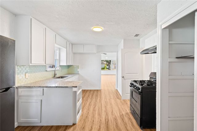 1433 Cambridge Dr, Corpus Christi, TX 78415