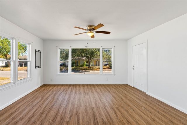 1433 Cambridge Dr, Corpus Christi, TX 78415