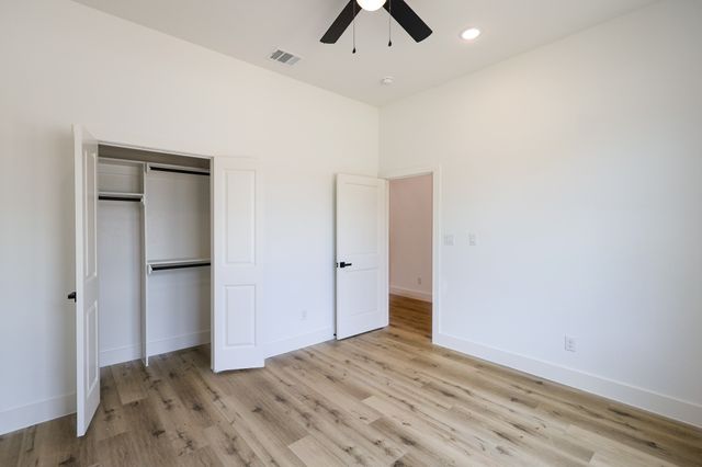1032 E Arlington Avenue, Fort Worth, TX 76104