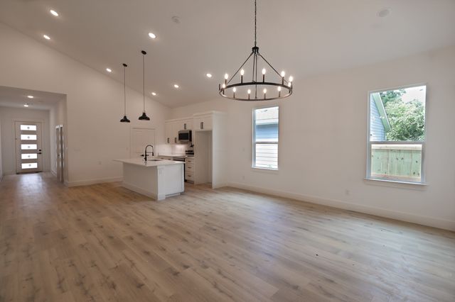 1032 E Arlington Avenue, Fort Worth, TX 76104