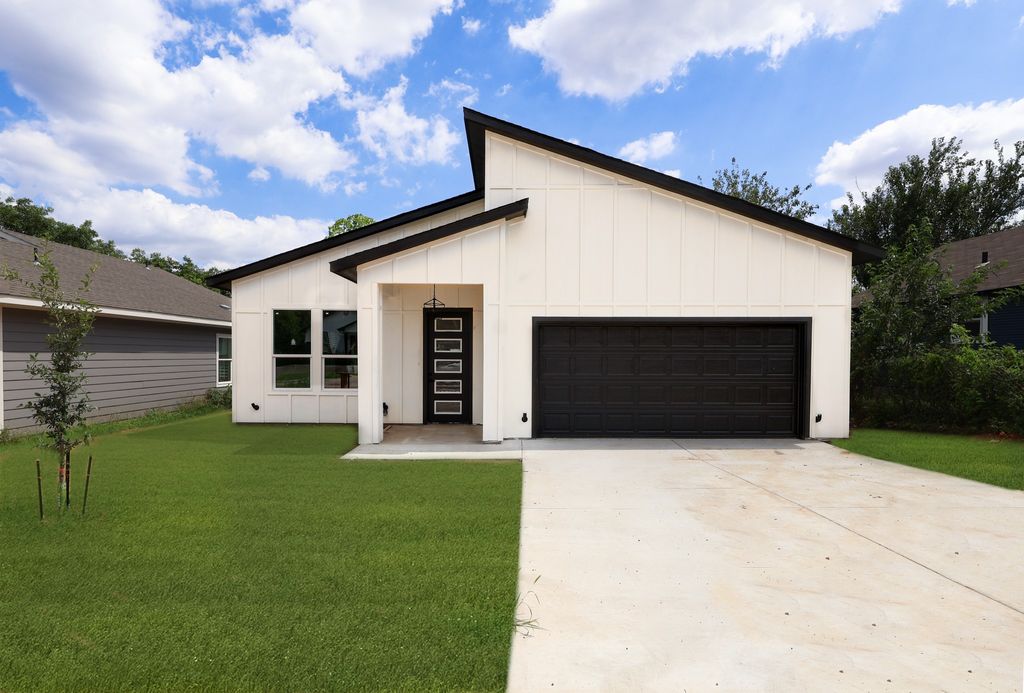 1032 E Arlington Avenue, Fort Worth, TX 76104