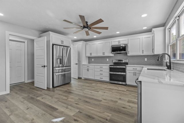 112 S 9th St Circle, Chickasha, OK 73018