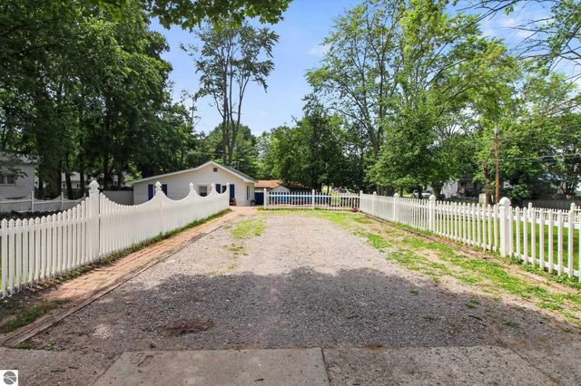 1035 Fairview Avenue, Alma, MI 48801