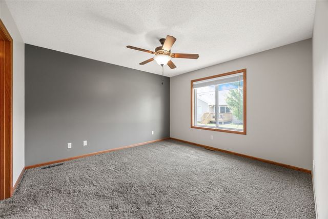 1035 Acacia Dr NE, Cedar Rapids, IA 52402