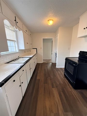 203 E 7th Street, Kaufman, TX 75142