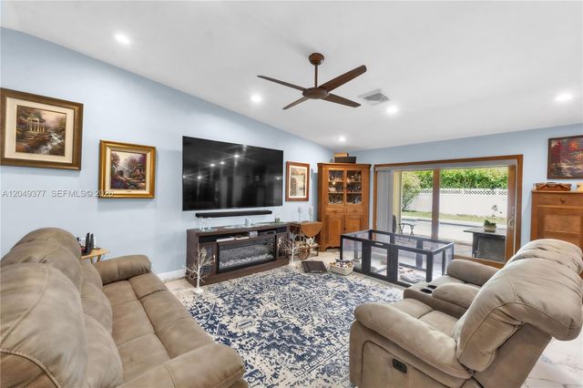 8177 NW 1st St, Coral Springs, FL 33071
