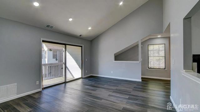 203 Sunshine Ct Court, Parlin, NJ 08859