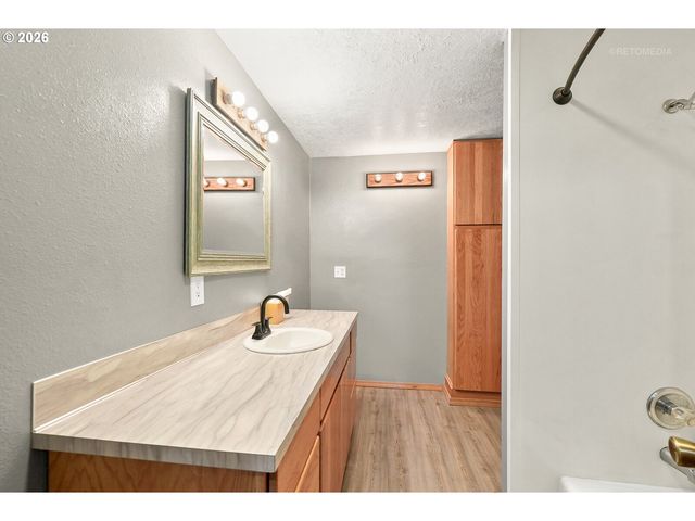 292 Nw MERLE Dr, Hillsboro, OR 97124
