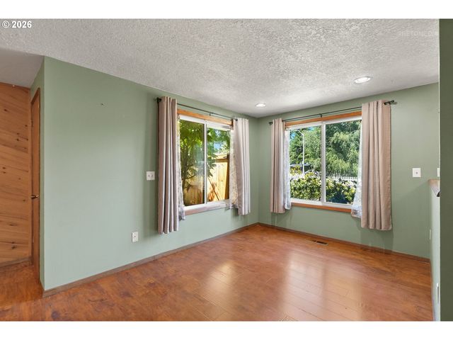 292 Nw MERLE Dr, Hillsboro, OR 97124