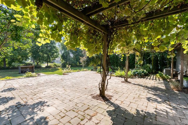 480 Andover Woods Drive, Fenton, MI 48430