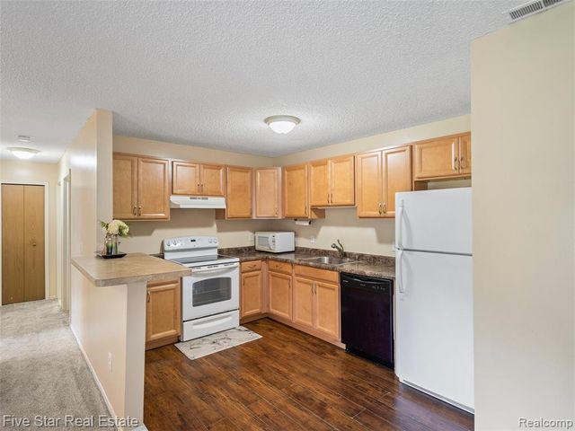 15012 Island Drive, Sterling Heights, MI 48313