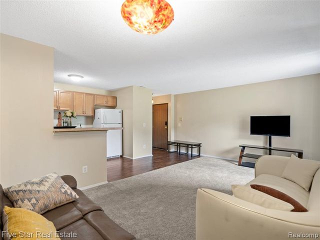 15012 Island Drive, Sterling Heights, MI 48313