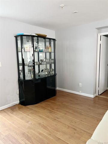 10 Canterbury Road 1B, Great Neck, NY 11021