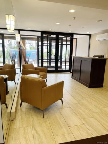 10 Canterbury Road 1B, Great Neck, NY 11021